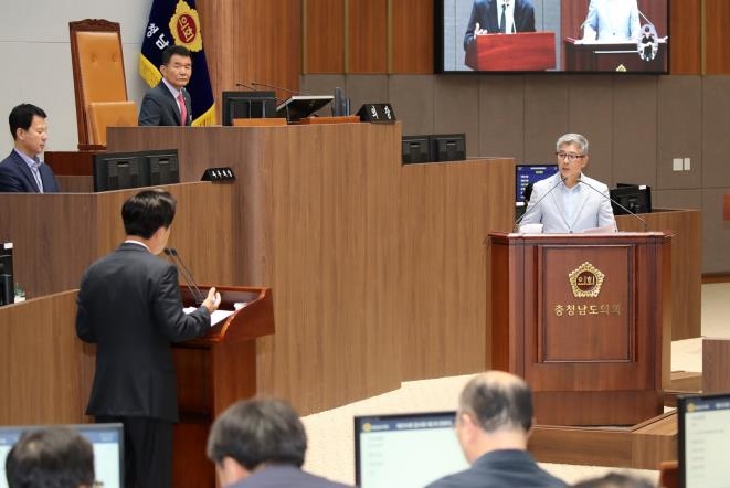 28일 김태흠(왼쪽) 충남지사와 조철기 충남도의원