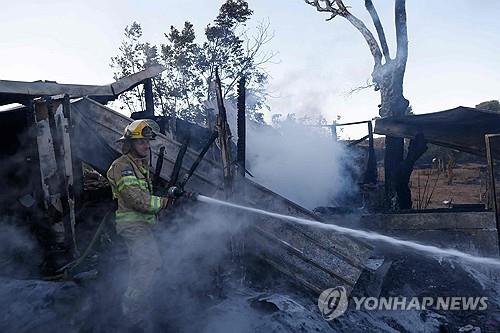 헤즈볼라 로켓 공격으로 난 산불 끄고 있는 이스라엘 소방관