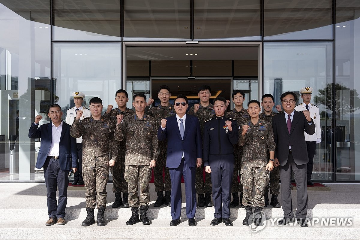 윤석열 대통령, 공군사관학교 장교들과 함께