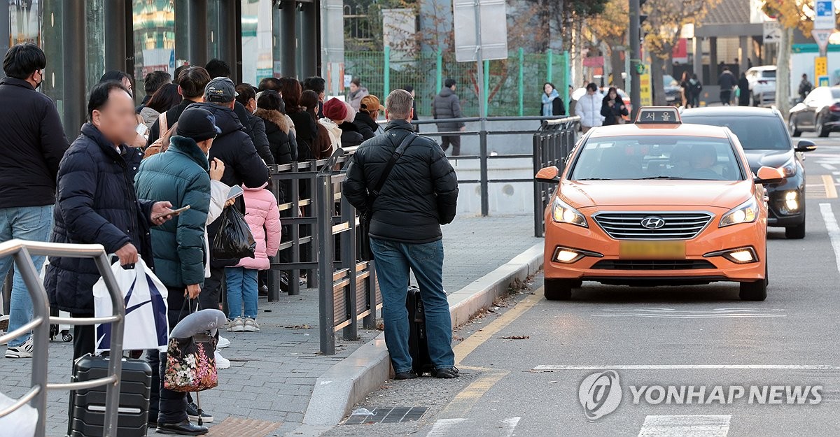 철도노조 총파업에 택시 기다리는 시민들