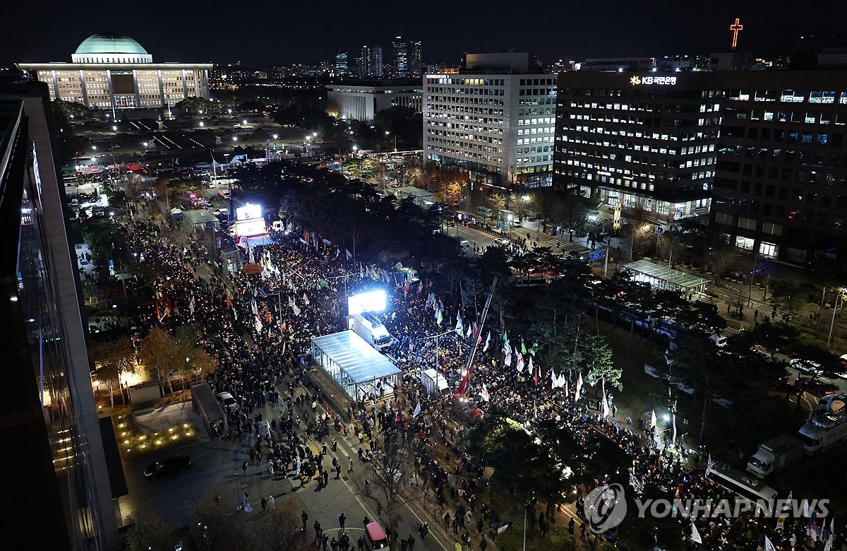 국회 앞 가득 채운 시민들