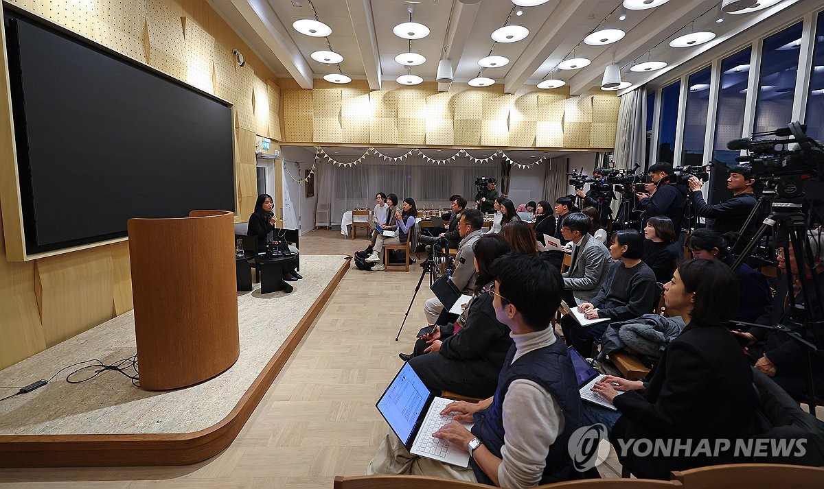 한국 취재진과 간담회하는 한강 작가