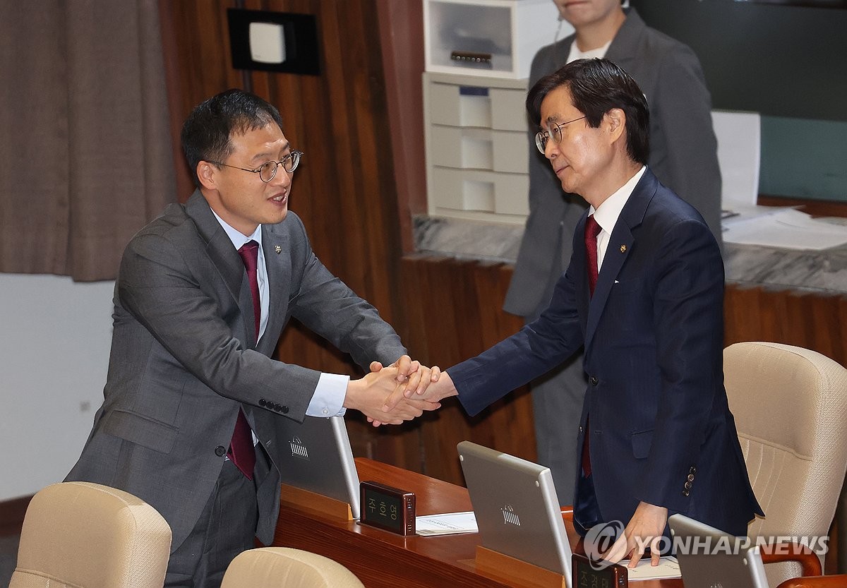 악수하며 대화 나누는 조경태-김상욱 의원