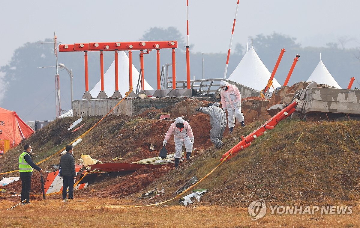 방위각시설 살피는 관계자들