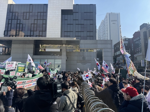 이화여대 정문 앞 시위