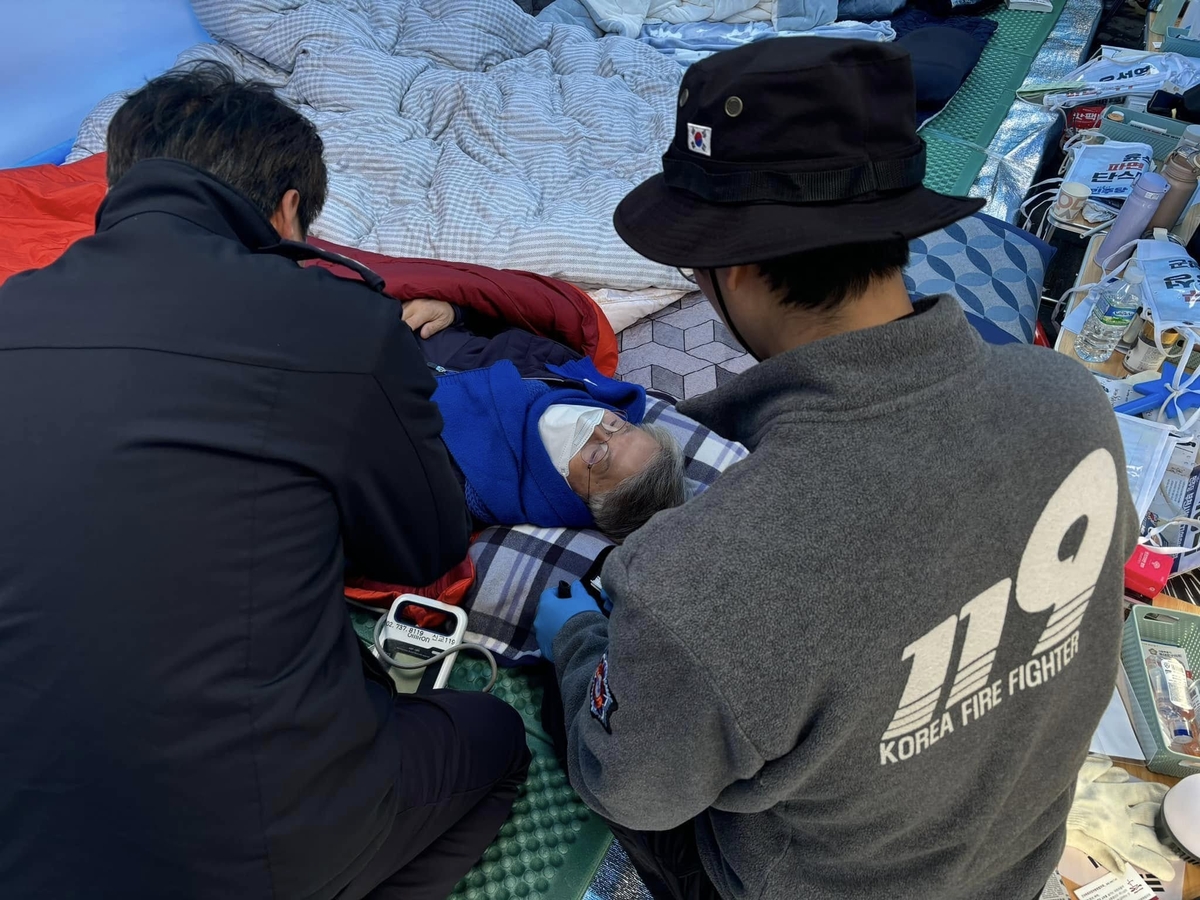 '尹파면 촉구 단식 8일째' 野민형배, 건강 쇠약으로 병원 이송