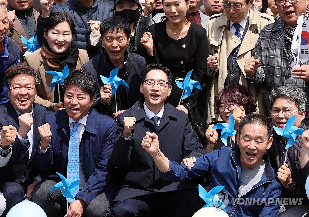 김경수, '지지자들과 함께'