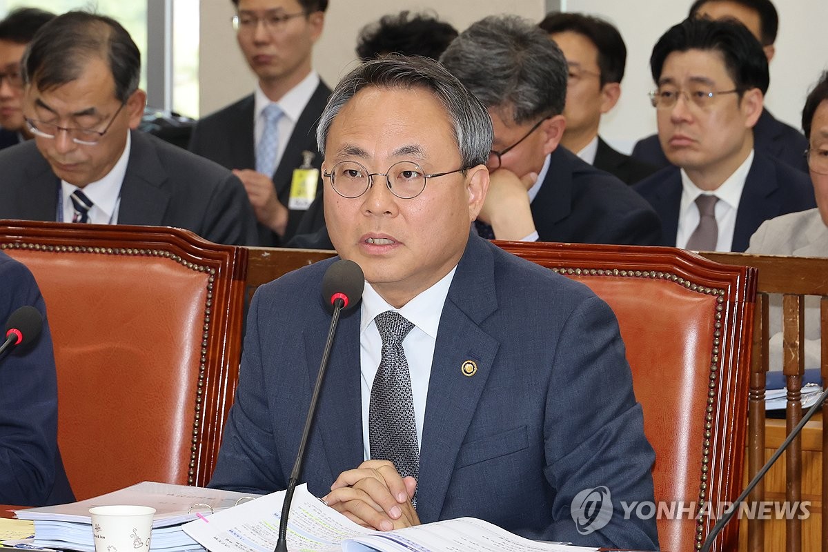 산불피해 지원 관련 답변하는 고기동 장관 직무대행