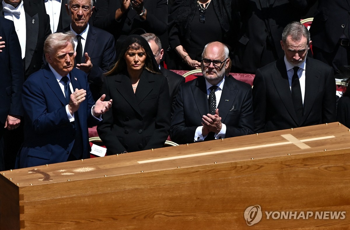 장례미사 참석한 도널드 트럼프 미국 대통령(왼쪽)