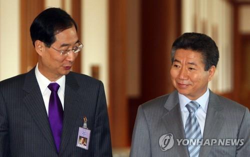 2007년 4월 노무현 대통령이 한덕수 국무총리와 함께 국무회의에 입장하는 모습