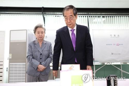 2024년 4월 사전투표하는 한덕수 국무총리와 부인 최아영 여사