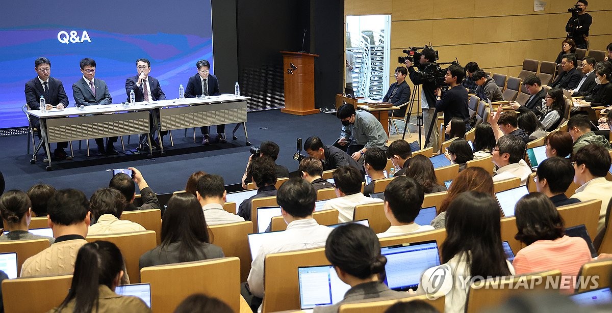 취재진 질문 받는 SKT 경영진들