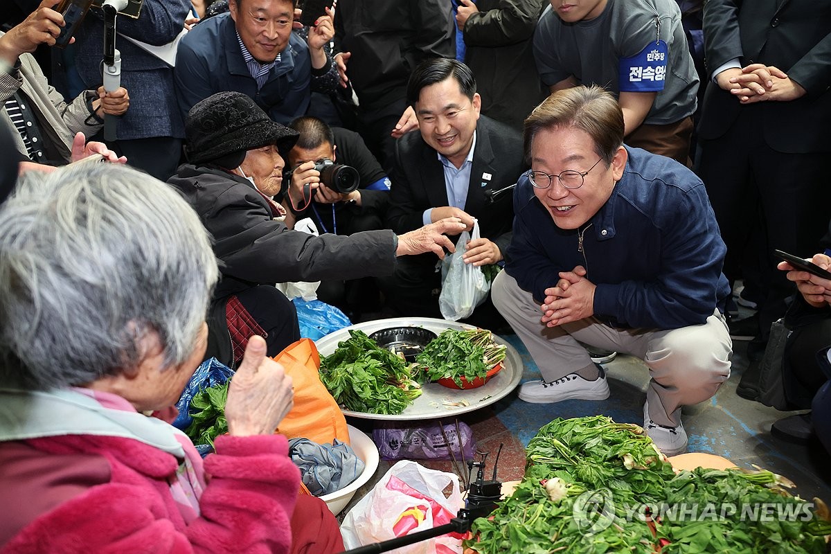 어르신과 대화하는 이재명 후보