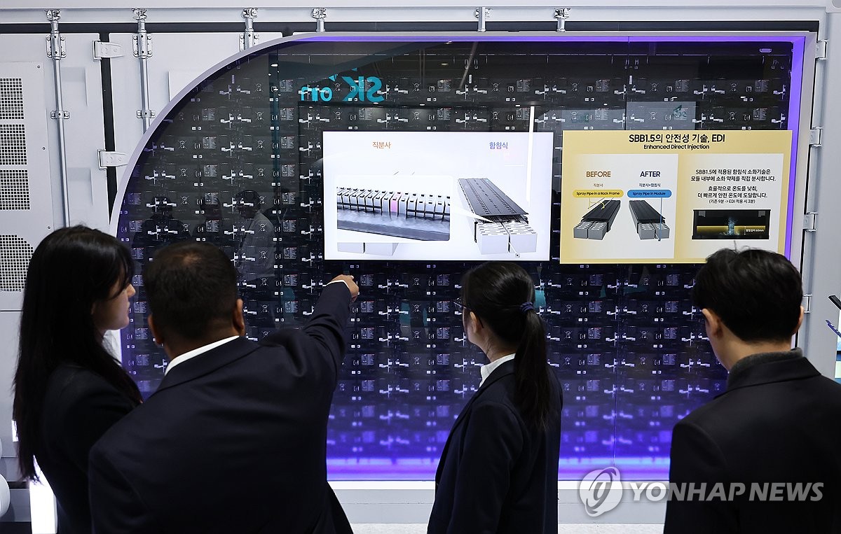 삼성SDI 부스 살피는 관람객