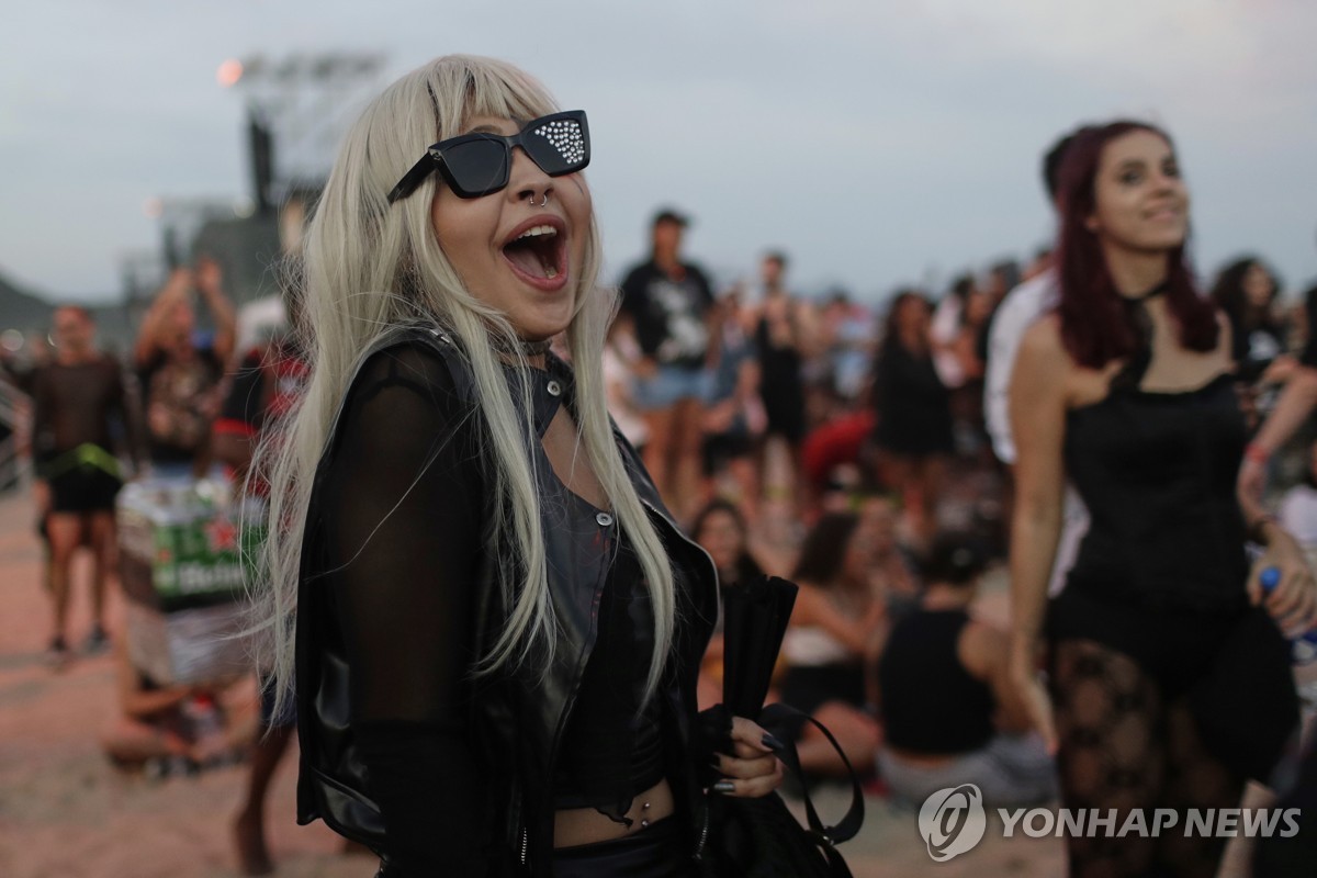 3일(현지시간) 레이디 가가 브라질 공연을 기다리는 팬