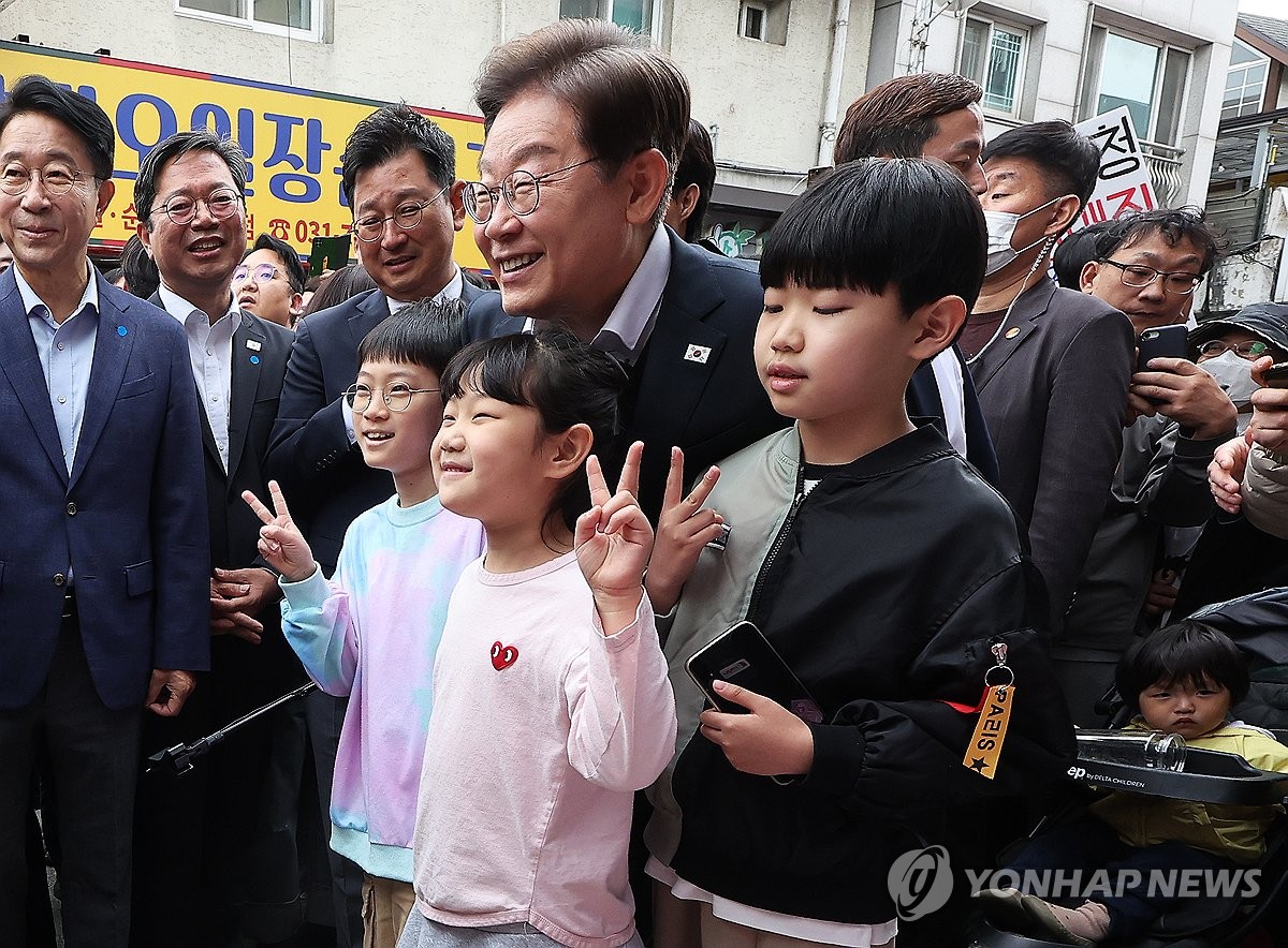어린이들과 인사하는 이재명 후보