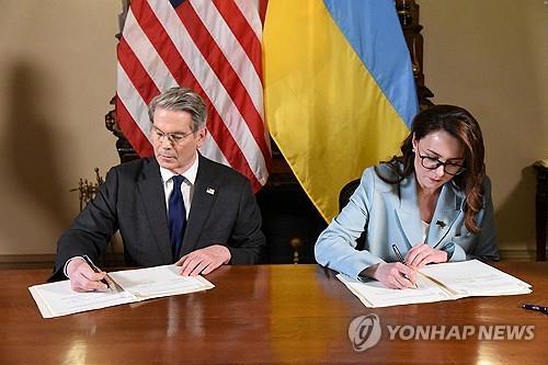 광물 협정 서명하는 미-우크라 재무 장관들