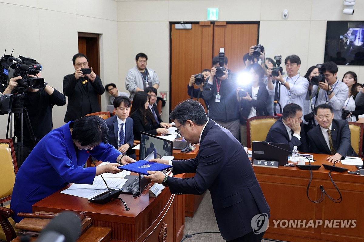 선서문 제출하는 유영상 SK텔레콤 대표이사
