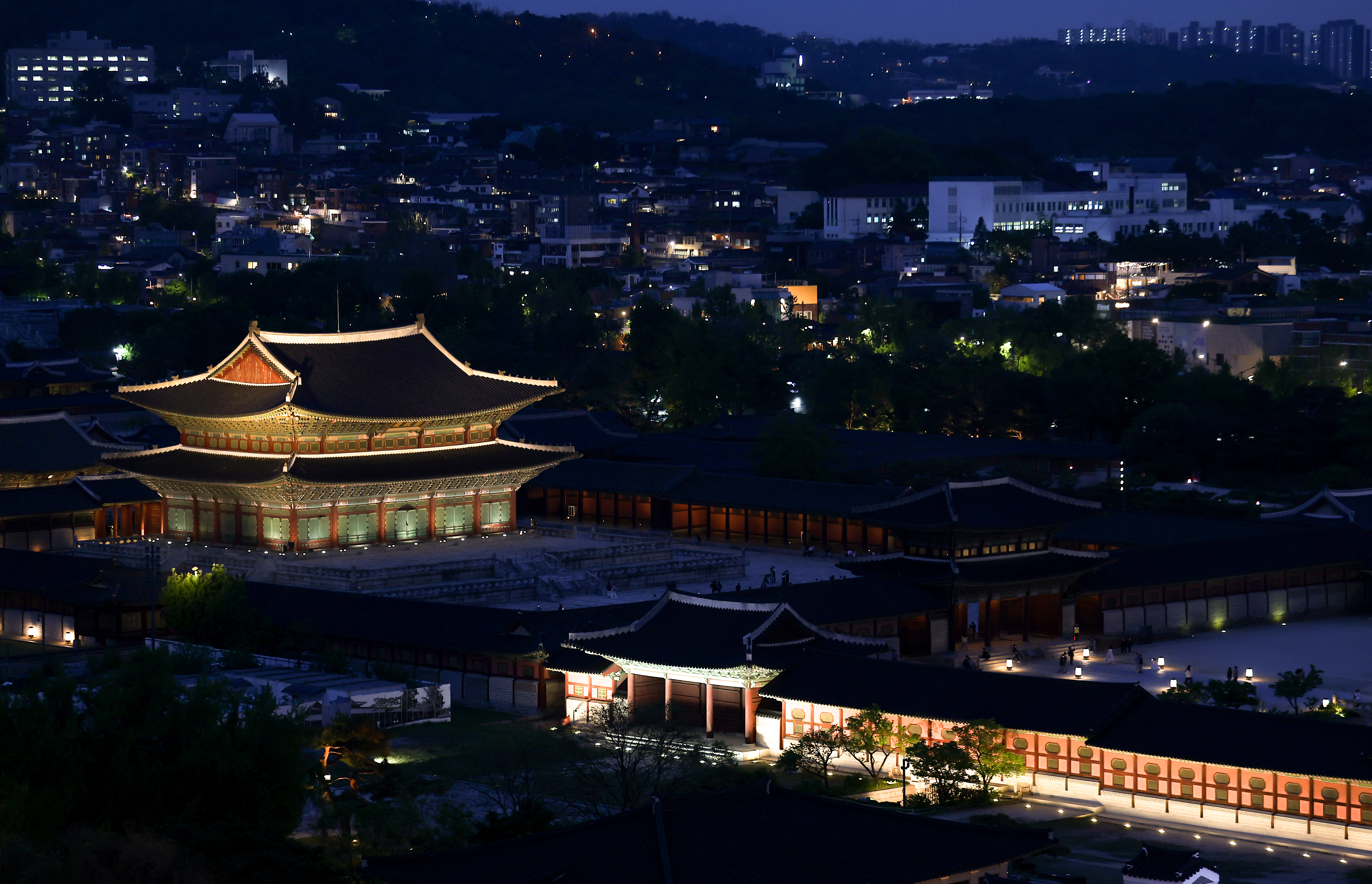 경복궁, 밤에 보면?