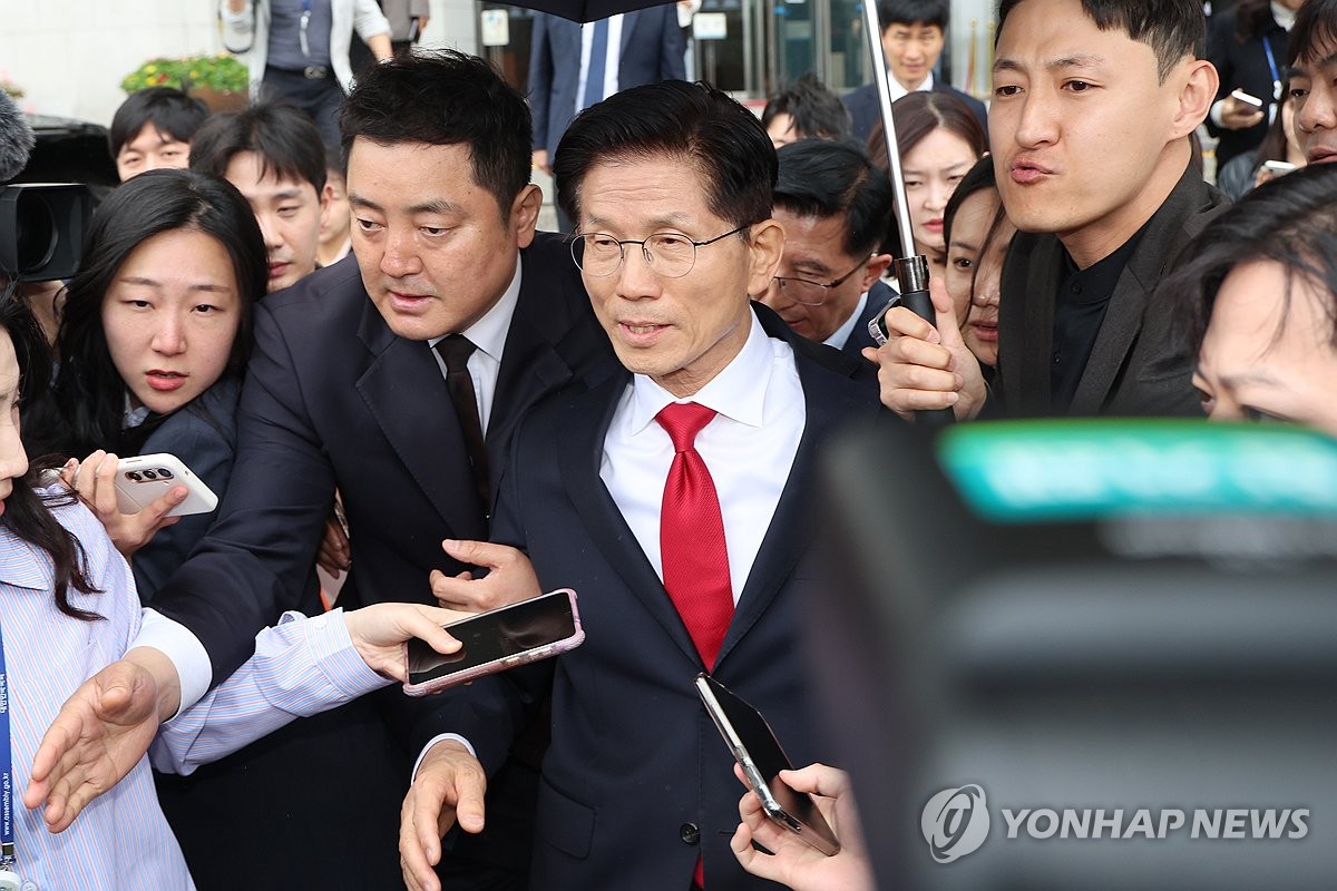 권영세 비대위원장과 충돌 후 국회 떠나는 김문수 후보