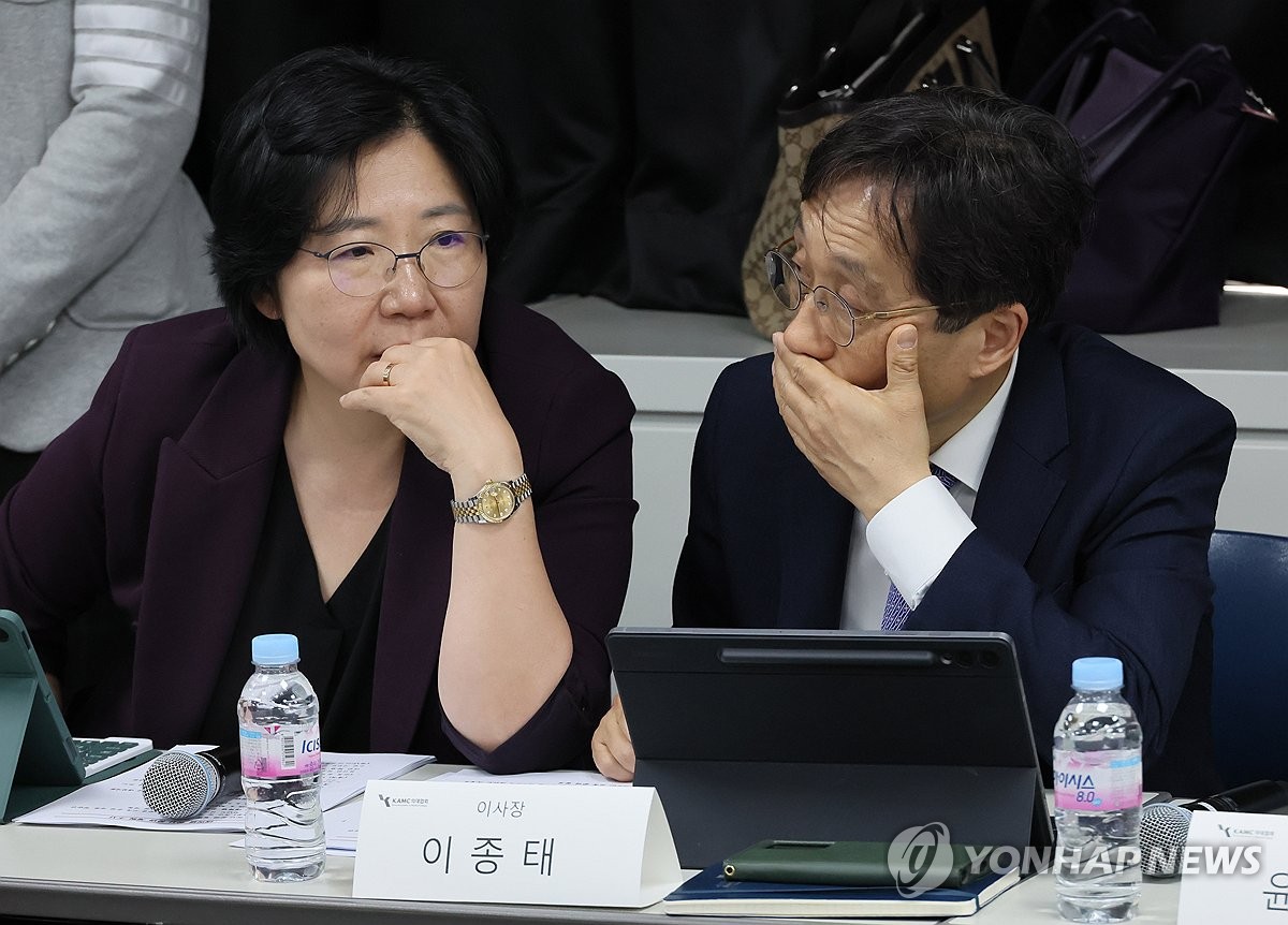 대화하는 김홍순 교육부 의대교육지원관과 이종태 한국의과대학 이사장