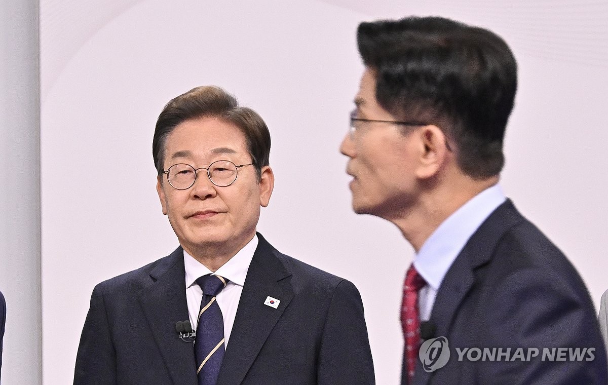 토론회 참석한 김문수-이재명 후보