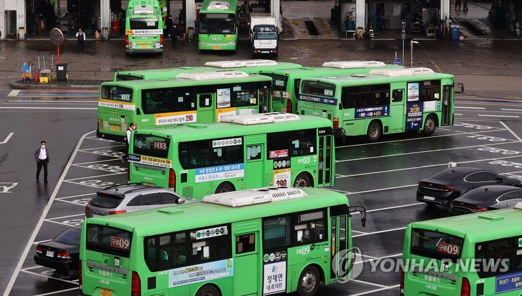 서울 공영차고지에 주차된 시내버스와 마을버스들