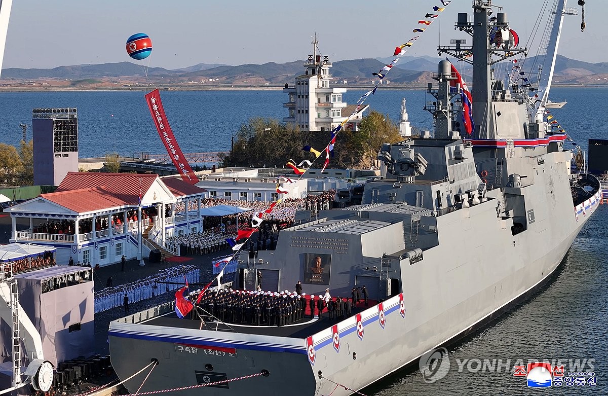 북한, 5,000t급 신형구축함 '최현호' 진수식