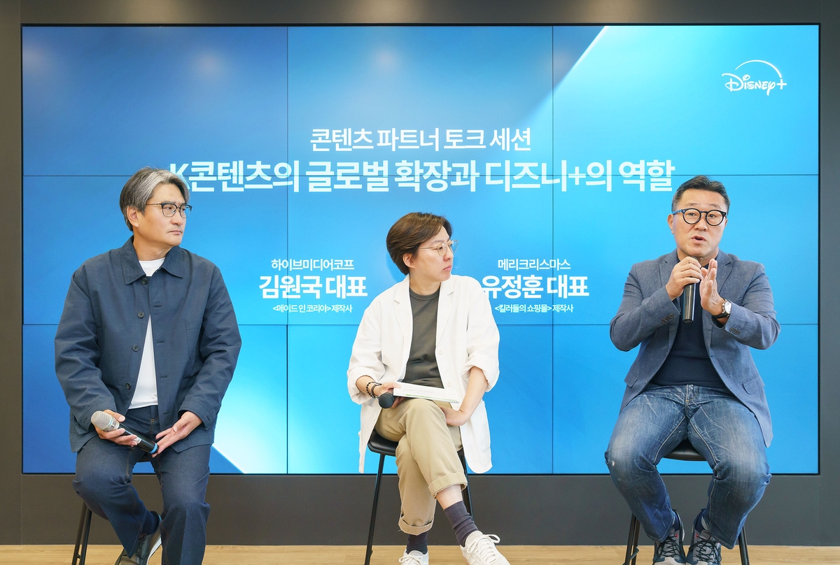 김원국 하이브미디어코프 대표(좌)와 유정훈 메리크리스마스 대표(우)
