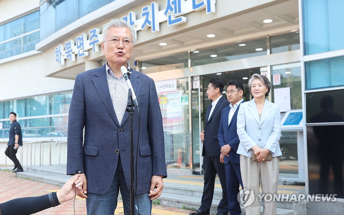 사전투표 마친 문재인 전 대통령