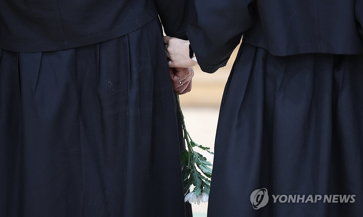 순직 해군 손에 들린 조화