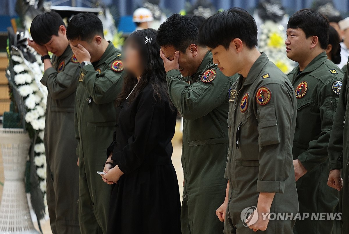 순직 해군 영정 앞에 선 유족과 동료들