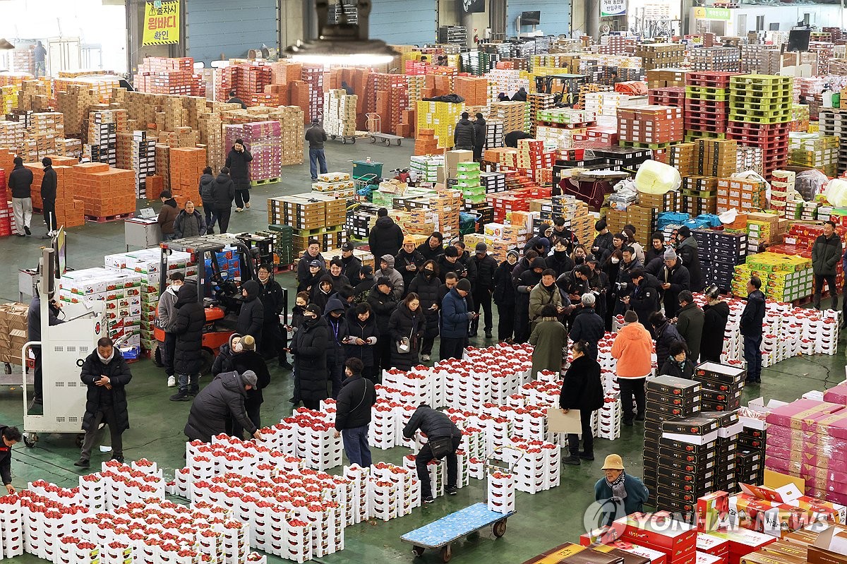 명절 앞두고 분주한 도매시장