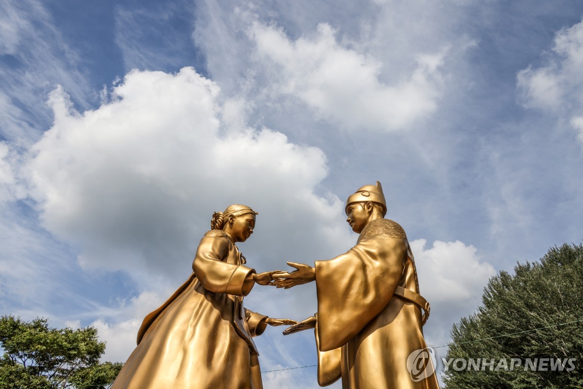 단종과 정순왕후의 천상재회 재현 동상