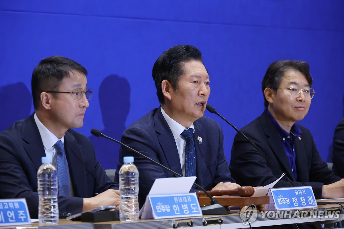 발언하는 정청래 대표