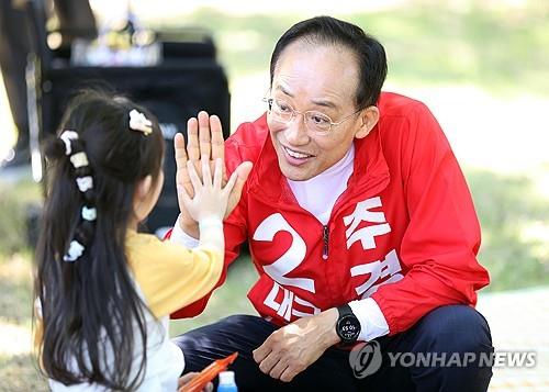 어린이와 하이 파이브 하는 추경호