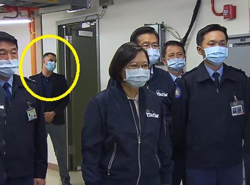 레이더 기지 내의 미국 측 관계자(노란색)
