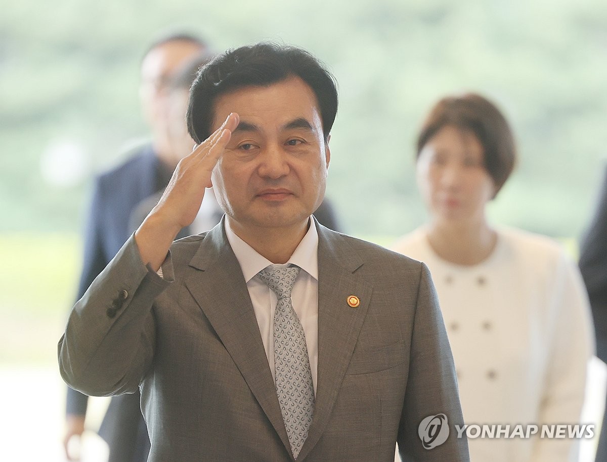 출근하는 안규백 국방부 장관