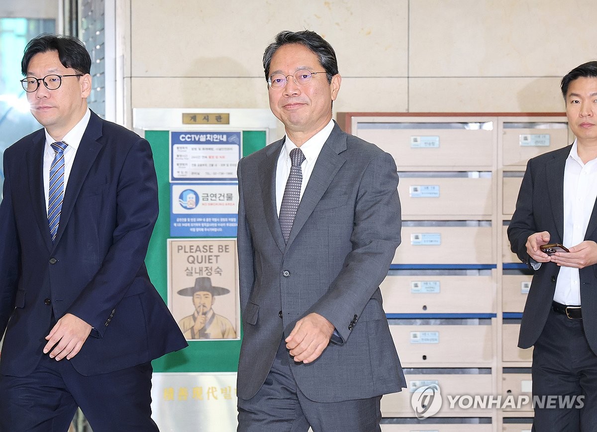 외출하는 김승원 법무장관 후보자