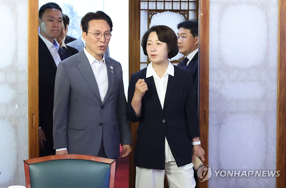 대화하는 김민석 국무총리와 추미애 경기도지사 당선인
