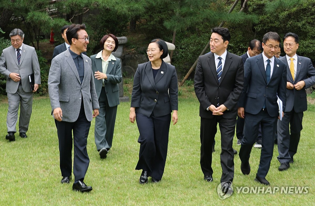 회의장으로 향하는 당정청