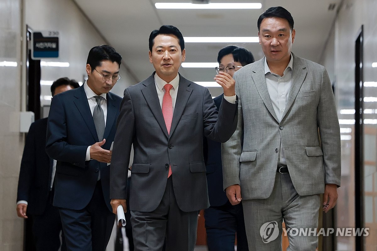 기자회견 향하는 국민의힘 장동혁 대표