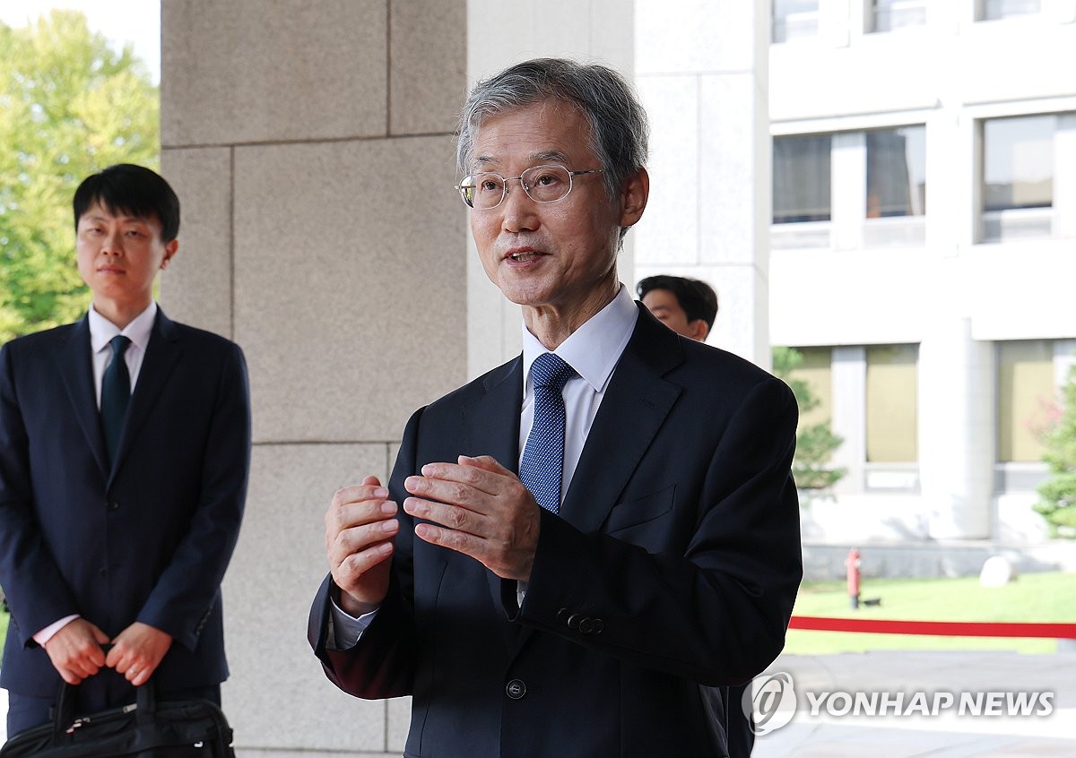 질문에 답변하는 조희대 대법원장
