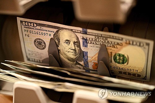 이라크의 한 전자제품 상점에 있는 달러화
