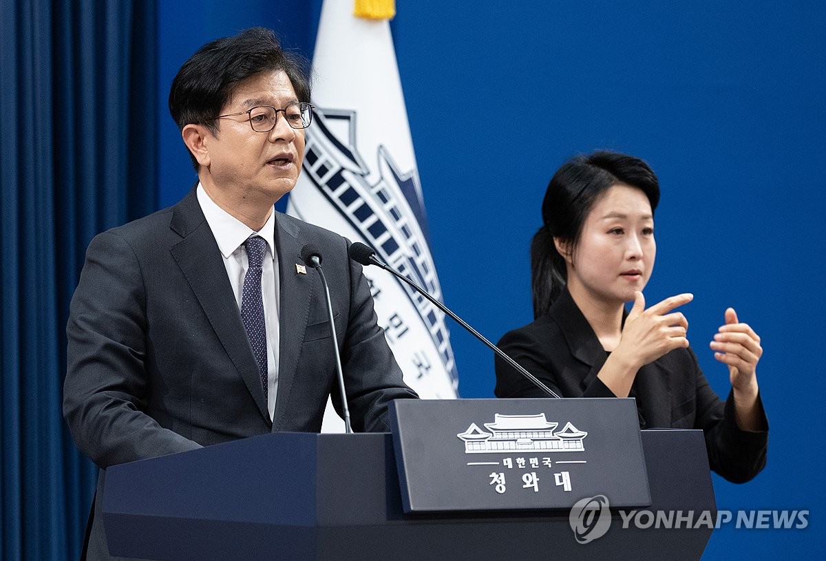 인사관련 설명하는 성기홍 홍보소통수석