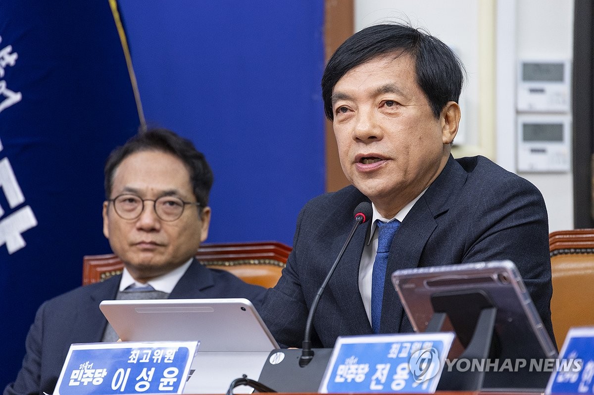 최고위원회의에서 발언하는 이성윤 최고위원